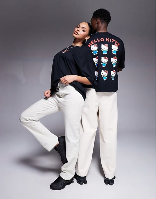 unisex boxy oversized license t-shirt with Hello Kitty prints in black