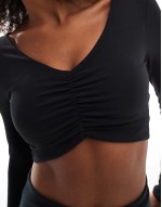 ruched front long sve active top in black