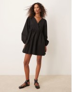 cotton v-neck mini smock dress in black