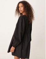 cotton v-neck mini smock dress in black